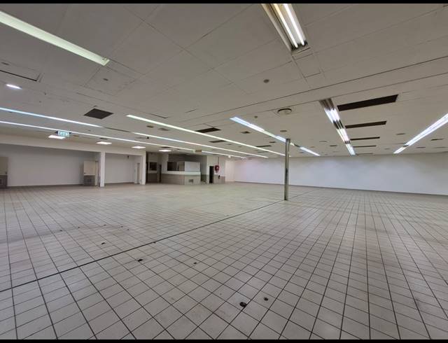 2,222M² RETAIL TO LET IN CRAIGHALL PARK